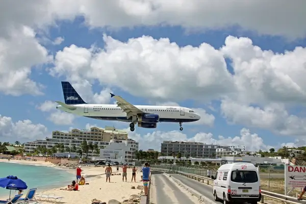 plane landing over simpson bay