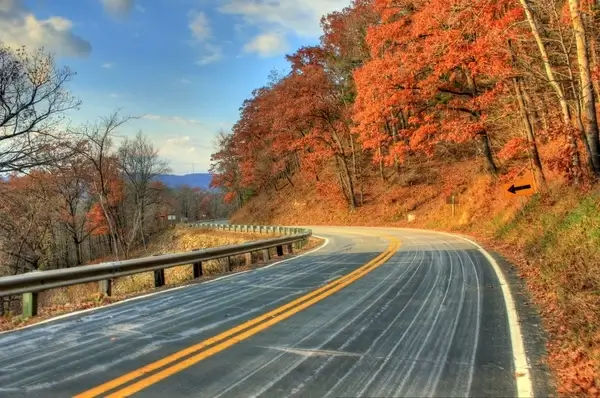 roadway into the park at wildcat mountain state park wisconsin