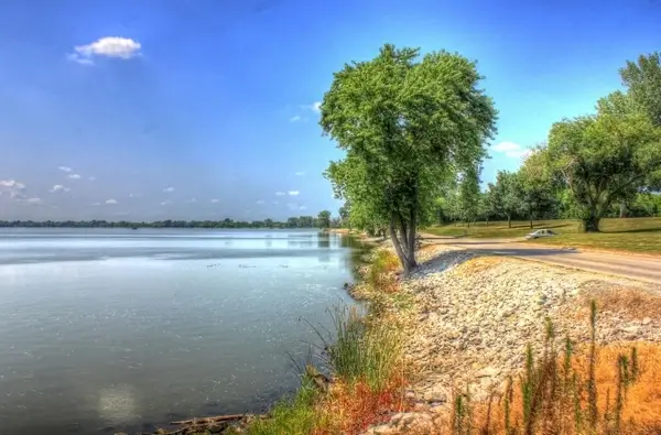 scenic lakeshore at horseshoe lake state park illinois