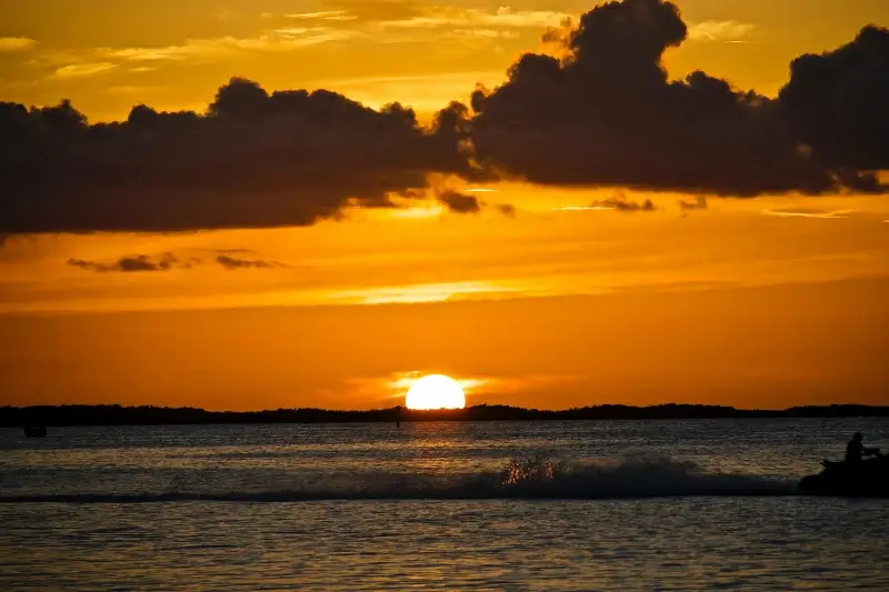 seascape picture dark sunset dynamic canoe 