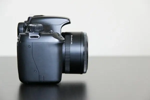 side view of dlsr camera