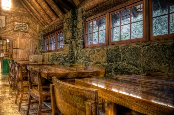 silver falls lodge dining area