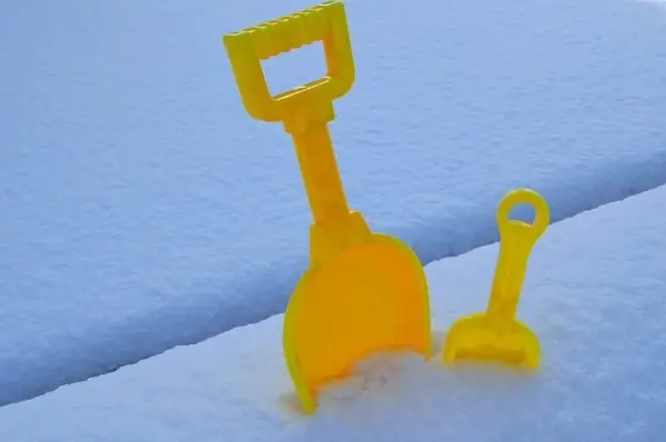 spade and snow