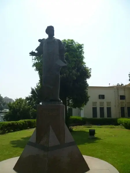statue cairo egypt