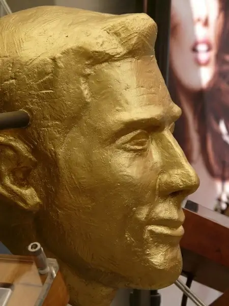 statue fig golden