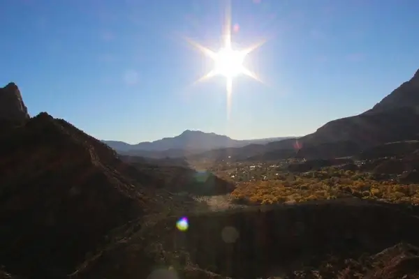 sun shining over valley 038 mountains