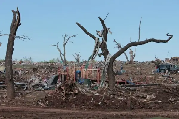 tornado destruction moore
