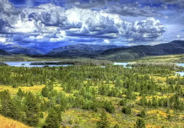 trees and lakes and mountains in colorado