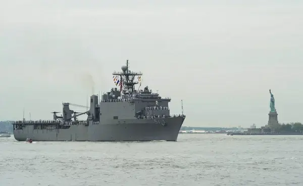 uss oak hill arrives in new york city