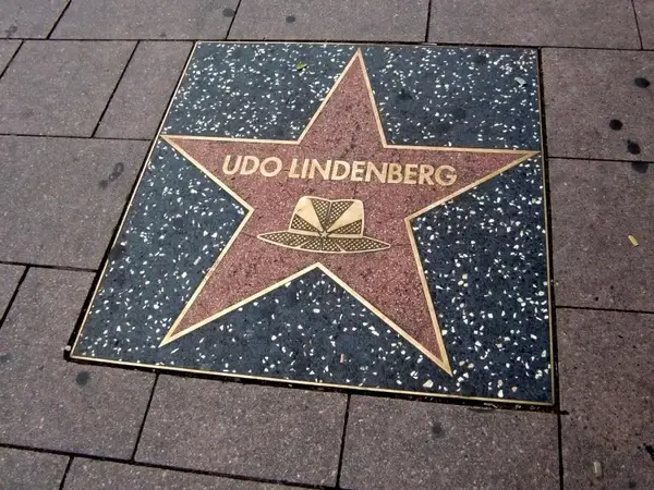 walk of fame sidewalk hollywood boulevard