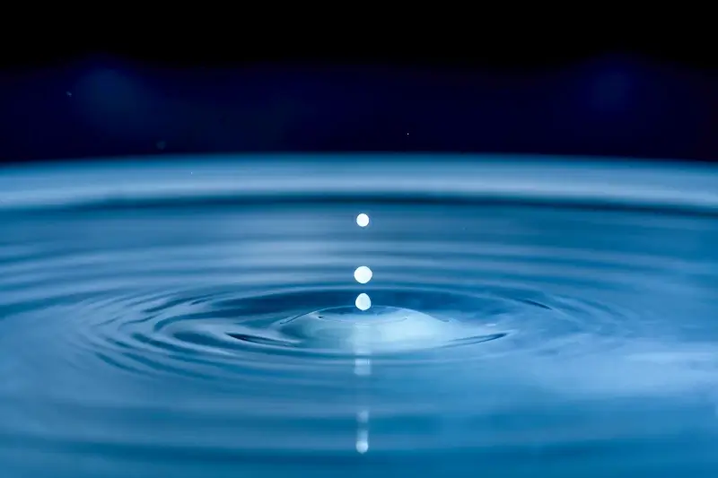water surface movement picture dynamic droplets closeup