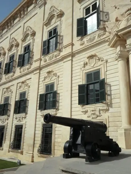 well facade city palace