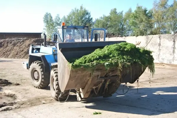 wheel loaders with green waste