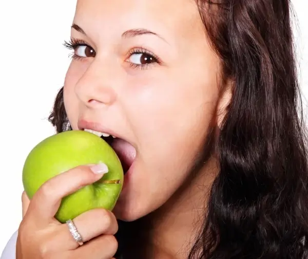 woman eating apple