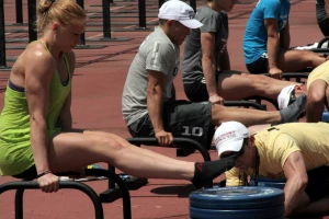 annie thorisdottir does an l sit