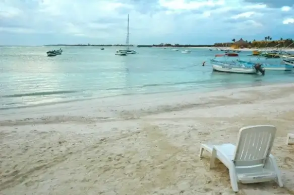 beach chair and boats