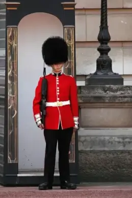 buckingham palace guard