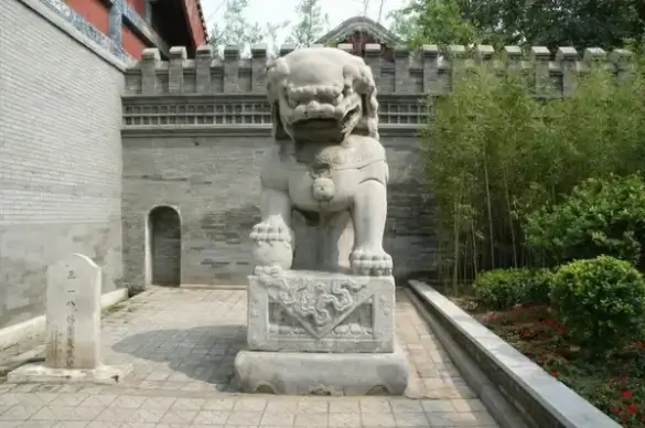 chinesestyle lion statue