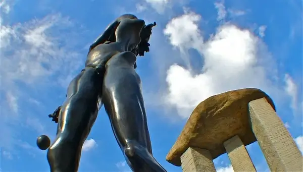 dali madrid statue