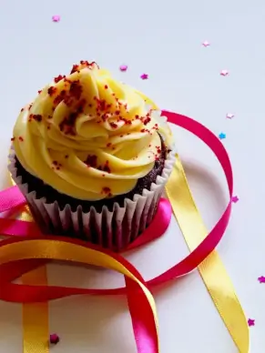 dessert backdrop picture elegant closeup cream cupcake
