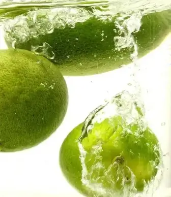 green lemon picture fall in the water