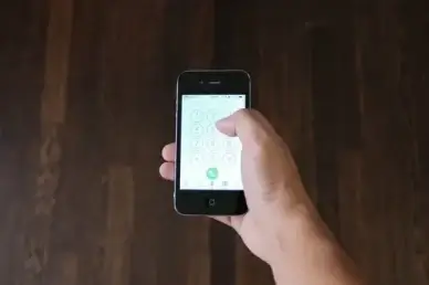 hand dialing number on iphone