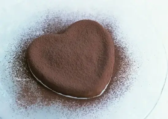 heartshaped chocolate cake