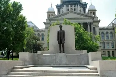 lincoln statue in springfield illinois