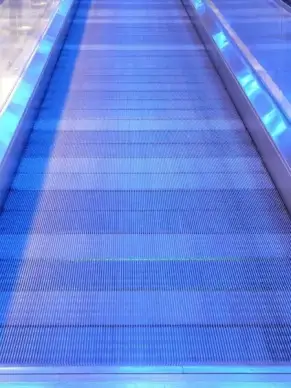 metal segments moving walkway roller platform