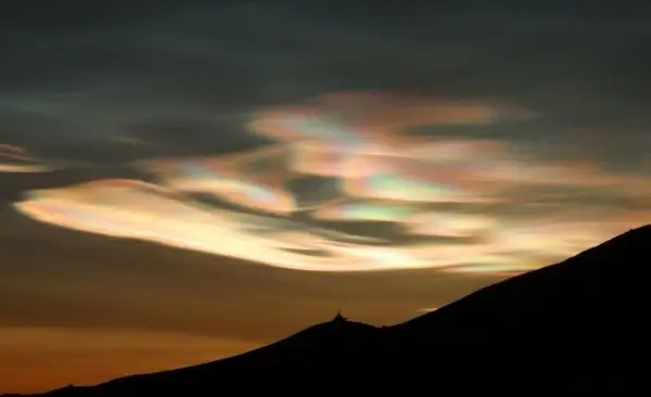 nacreous clouds