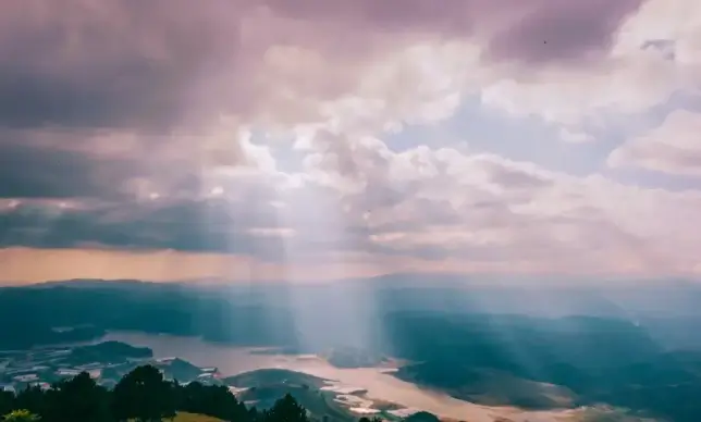 nature scene picture contrast sun rays 