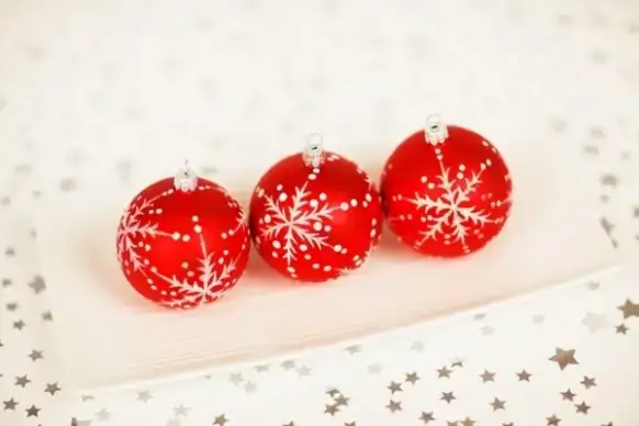 red baubles decoration