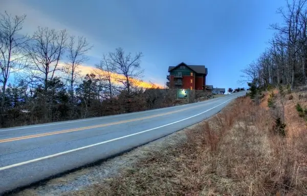 road to the lodge at mount magazine arkansas