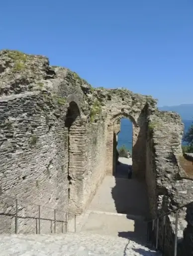 ruin arch see