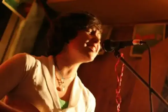 singer in pub