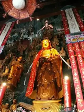 statues at jade buddha temple