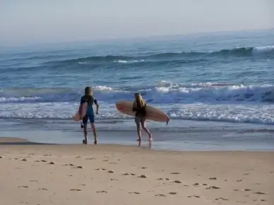 surfer beach run