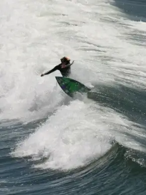 surfer smashes the curl