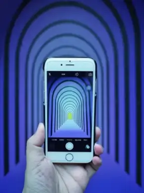 taking a symmetrical photo with a white iphone