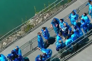 tourists boating niagara falls