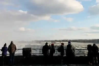 tourists watching niagara falls