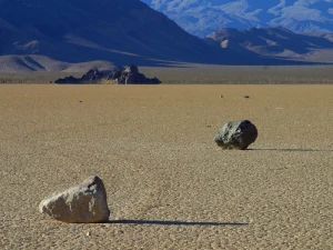 wandering rocks stones death valley