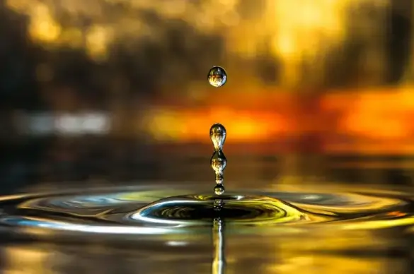 water droplets movement picture dark dynamic closeup