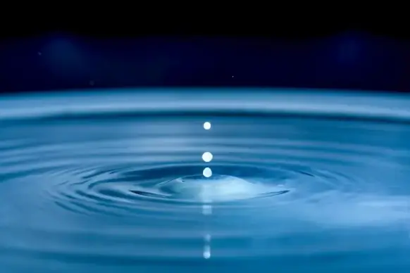 water surface movement picture dynamic droplets closeup
