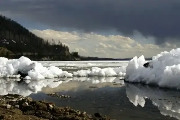 winter yellowstone lake wyoming