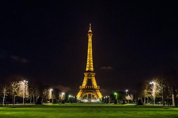 another typical photo of the eiffel tower at night
