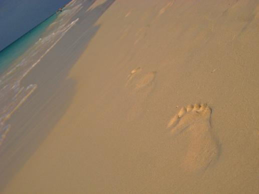 aruba footprints in the sand