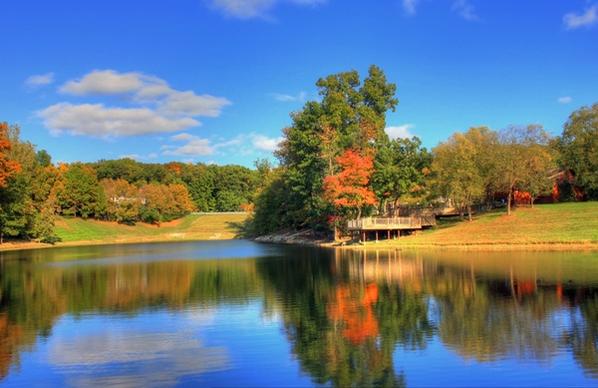 clubhouse pond and scenery in st louis missouri