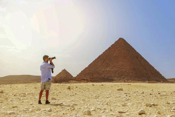 egypt travel picture man photographing pyramid scene