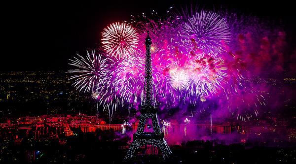 feu dartifice du 14 juillet 2012 sur le sites de la tour eiffel et du trocadro paris vu de la tour montparnasse fireworks on eiffel tower